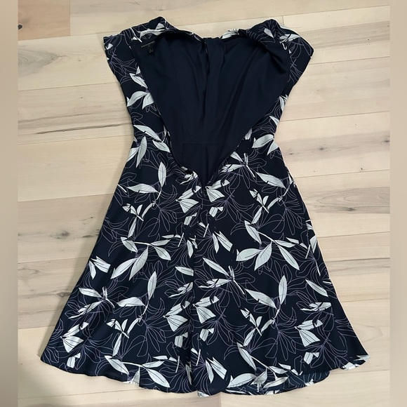 Banana Republic Twist Neck Floral Navy Dress Size 6 - Picture 3 of 13